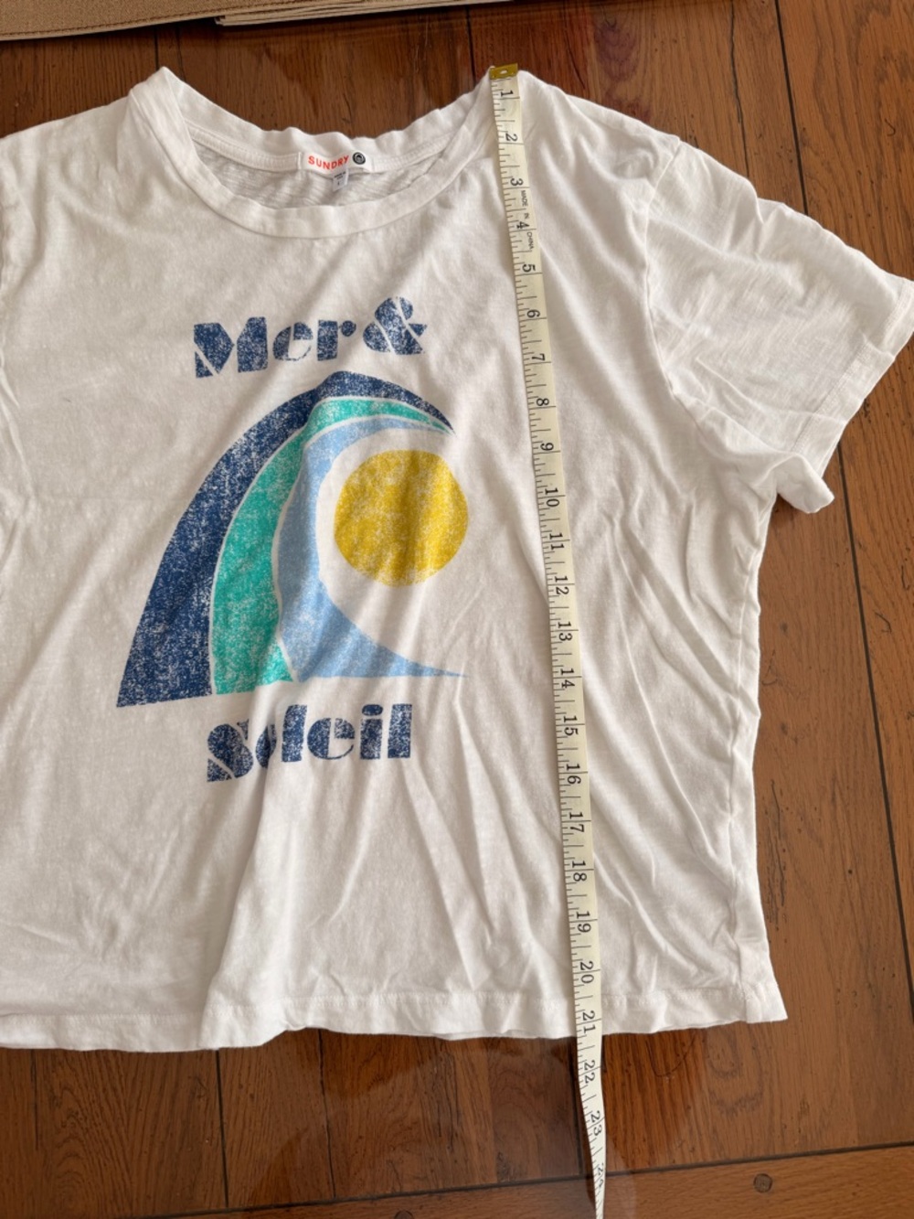 Sundry White Graphic Tee with Retro Wave Design, GUC, French for Sea & Sun!🌊☀️ - Picture 5 of 6